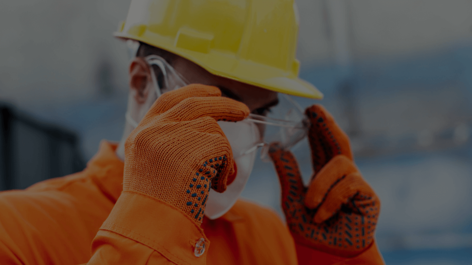 Trabajador con casco y gafas