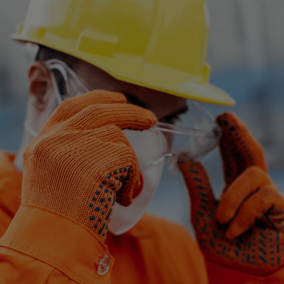 Trabajador con casco y gafas