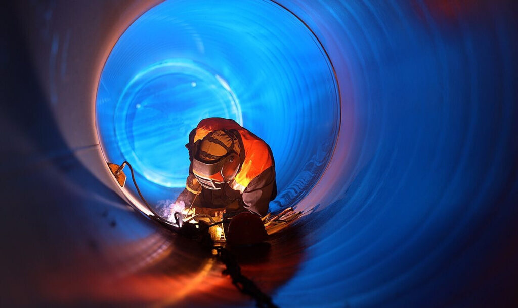 Trabajador usando equipos de seguridad para trabajos en espacios confinados